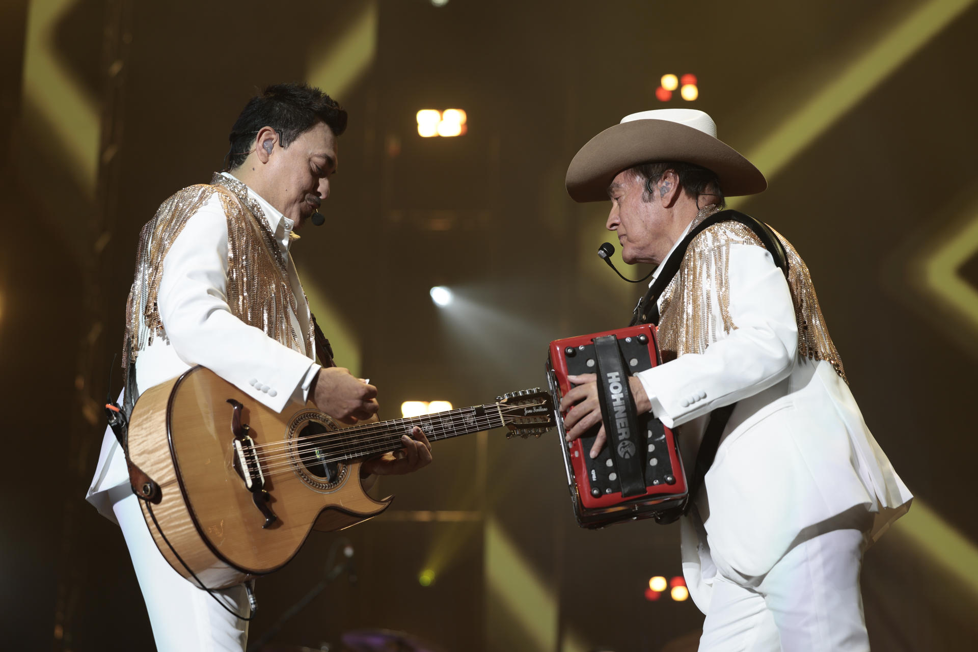 Los integrantes de la agrupación mexicana 'Los Tigres del Norte' Luis Hernández (i) y Jorge Hernández fueron captados este 27 de junio, durante un concierto en el Estadio GNP, en Ciudad de México (México). EFE/José Méndez
