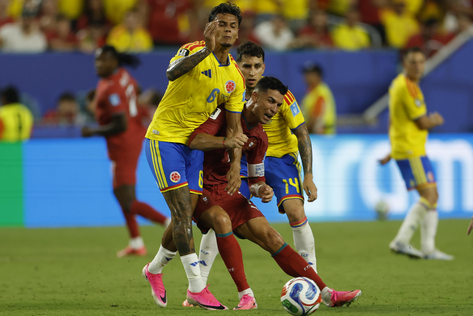Richard Ríos (i), centrocampista de Colombia, fue captado este 27 de junio, al disputar un balón con Cristiano Ronaldo, de Portugal, durante un partido del grupo K del Mundial FIFA 2026, en el estadio Hard Rock de Miami (FL, EE.UU.). EFE/Alberto Estévez
