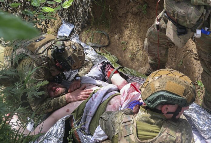 Imagen de guardias de frontera ucranianos atendiendo a heridos tras un ataque ruso. EFE/EPA/SERGEY KOZLOV
