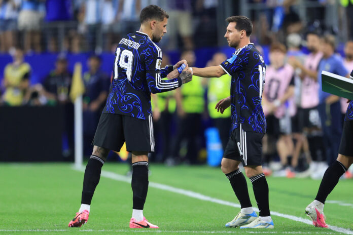 Nicolás Otamendi (i) de Argentina le pone la cinta de capitán a Lionel Messi en el partido del grupo J del Mundial de la FIFA 2026 entre Jordania y Argentina en el estadio AT&T en Arlington (Estados Unidos).EFE/ Carlos Ramírez
