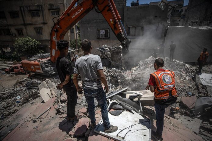 Palestinos civiles tratan de recuperar cuerpos enterrados bajos los escombros. EFE/EPA/MOHAMMED SABER
