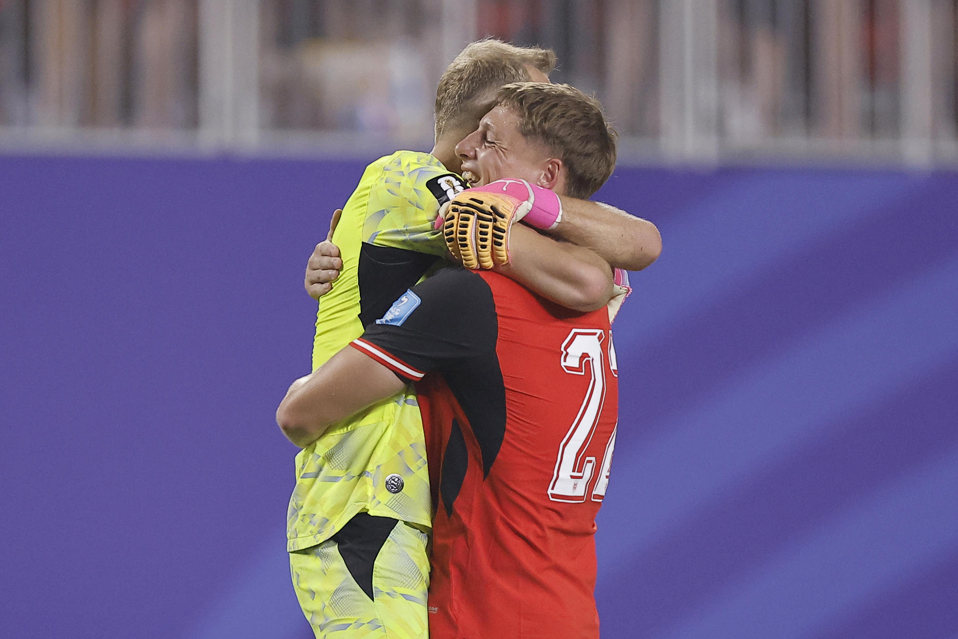 Jugadores de Austria se abrazan al finalizar el partido del grupo J del Mundial de la FIFA 2026 entre Argelia y Austria en el estadio de Kansas (Estados Unidos). EFE/ Juan Ignacio Roncoroni
