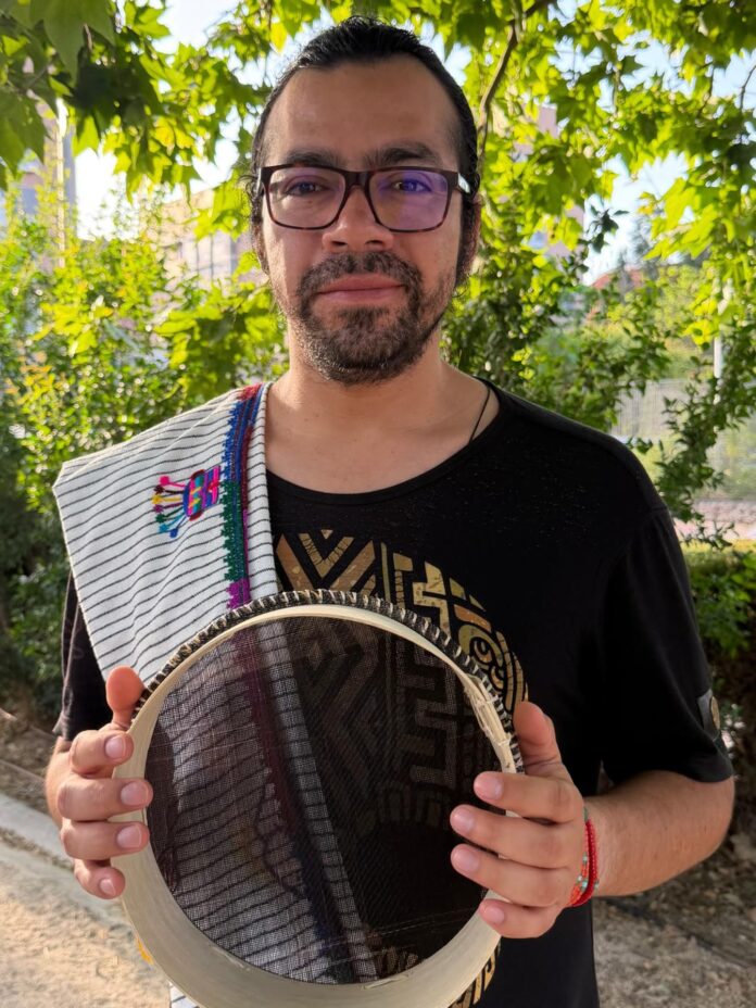Darío Iza Pilaquinga, líder indígena -antropólogo, gestor cultural, comunicador social y defensor de la naturaleza y los derechos humanos- atiende a EFE en Madrid. EFE/Raúl Gómez
