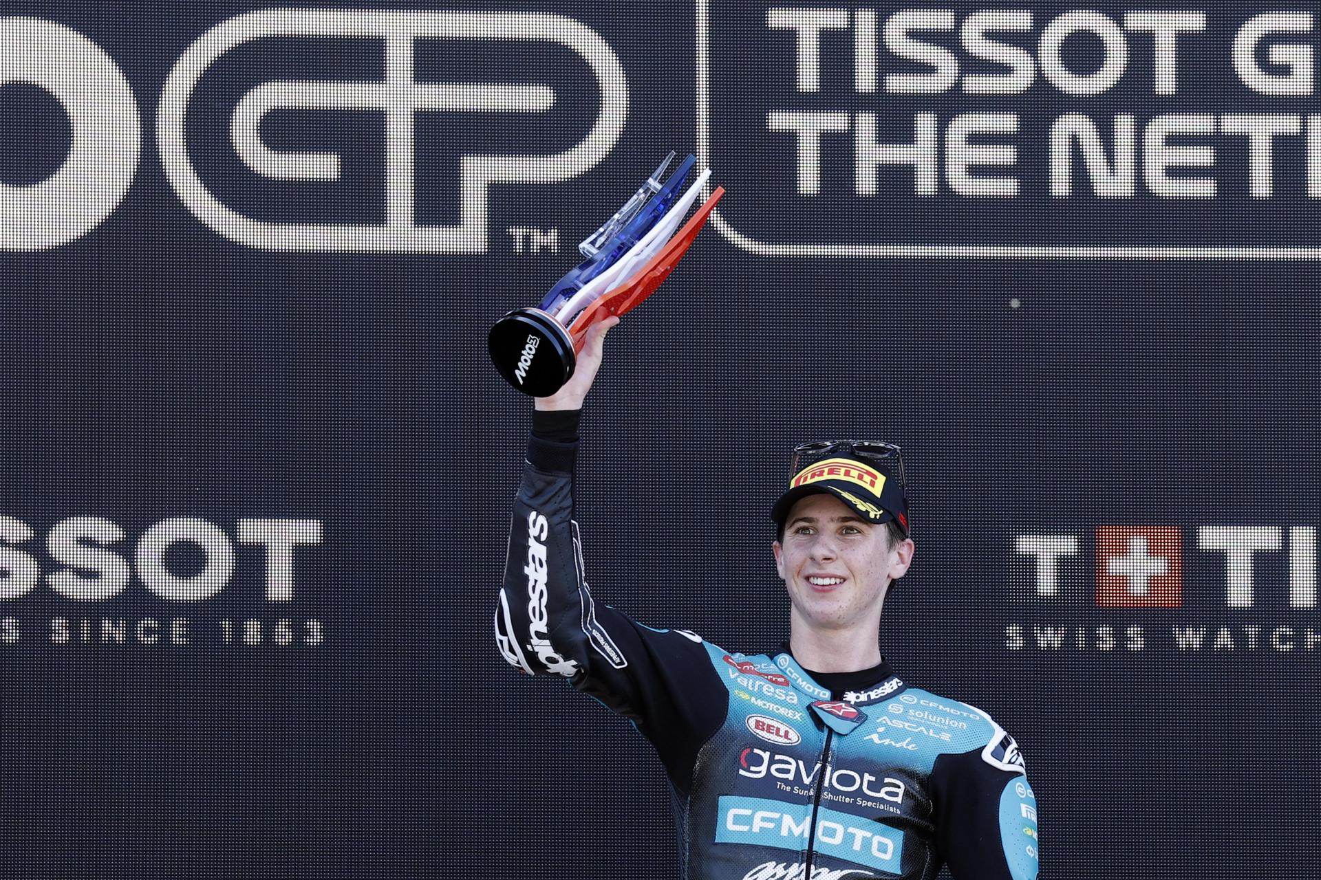 El piloto español Maximo Quiles celebra la victoria en la carrera de Moto3 durante el Gran Premio de Motociclismo de los Países Bajos en el Circuito TT de Assen. EFE/EPA/VINCENT JANNINK
