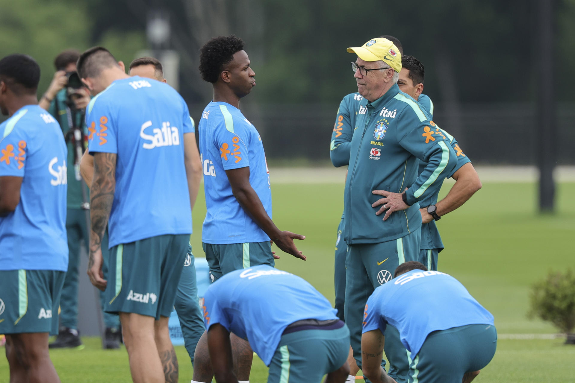 El seleccionador de Brasil, Carlo Ancelotti, habla con Vinícius durante un entrenamiento de la Canarinha antes de enfrentar a Japón. EFE/ SEBASTIÃO MOREIRA
