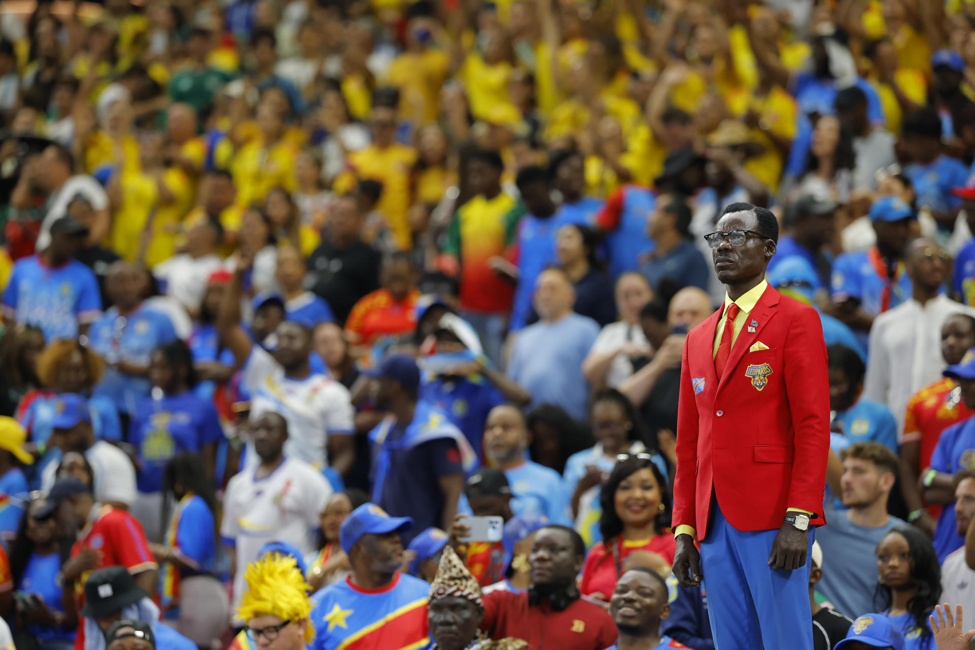 El aficionado congolés 'Lumumba Vea' se ha convertido en uno de los personajes más reconocidos del torneo por sus coloridos trajes, así como por su inusual manera de apoyar a su equipo, la República Democrática del Congo EFE/ Francisco Guasco
