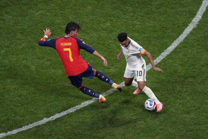 - El delantero de la selección española, Ferrán Torres (i), disputa el balón ante el jugador de Arabia Saudí Salem Al Dawsari, durante el partido del Mundial 2026 entre España y Arabia Saudí, en Atlanta. EFE/ Kenneth Fernández.
