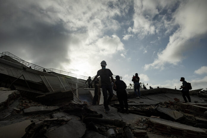 Rescatistas participando en labores de búsqueda en un edificio afectado por los terremotos, el sábado en La Guaira (Venezuela). EFE/ Henry Chirinos

