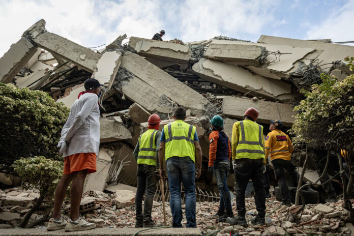 Rescatistas participando en labores de búsqueda en un edificio afectado por los terremotos, en una imagen del sábado en La Guaira (Venezuela). EFE/ Henry Chirinos
