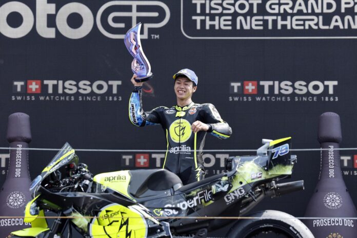 El piloto japonés Ai Ogura de la escudería Aprilia celebra la victoria en la carrera de MotoGP celebra da en el circuito de Assen, Países Bajos. EFE/EPA/VINCENT JANNINK
