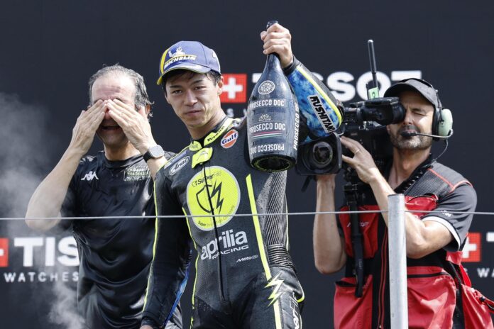 El piloto japonés Ai Ogura, del equipo Trackhouse MotoGP, en el podio tras el Gran Premio de los Países Bajos de MotoGP.  EFE/EPA/VINCENT JANNINK
