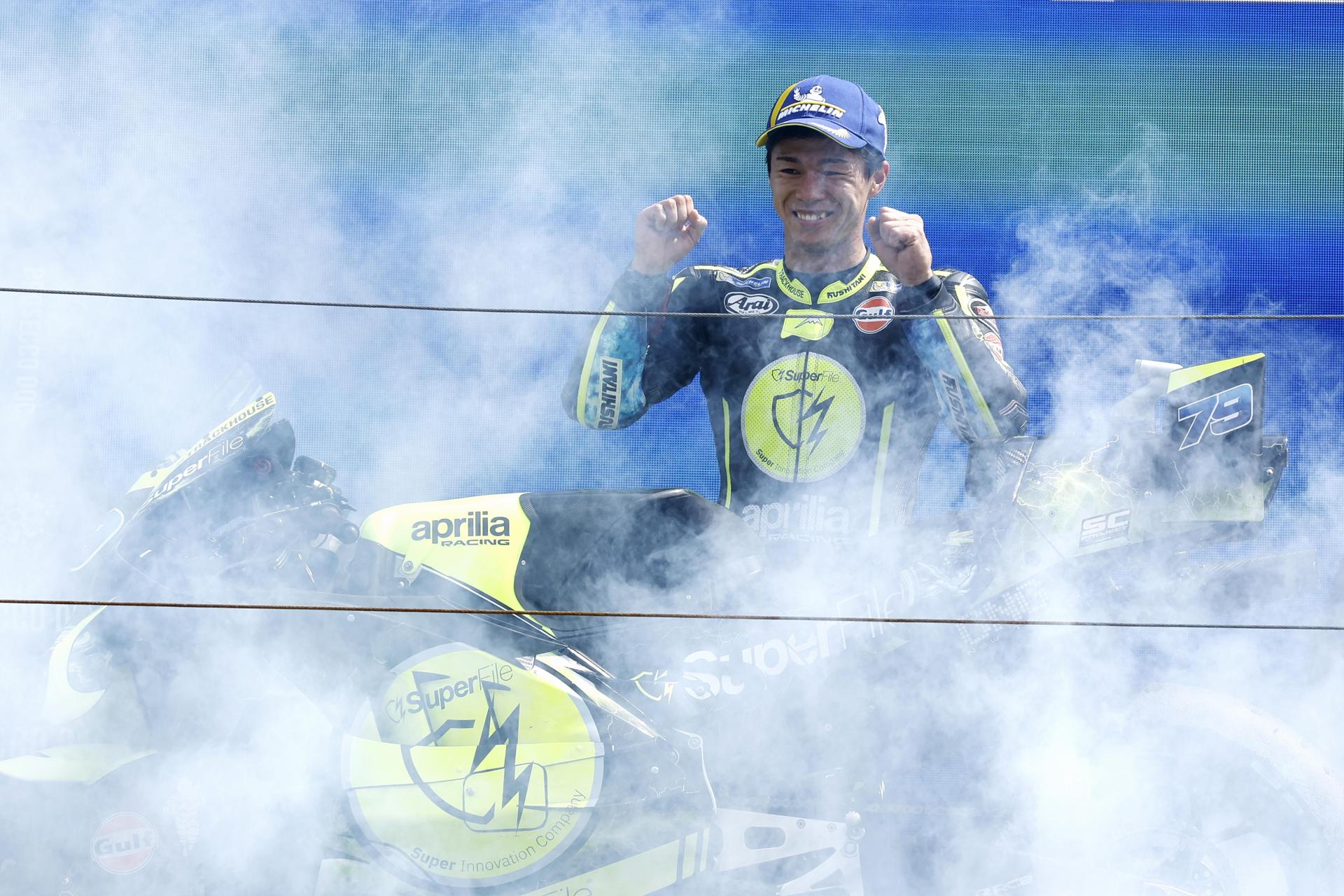 El piloto japonés Ai Ogura, del equipo Trackhouse MotoGP, en el podio tras el Gran Premio de los Países Bajos de MotoGP.  EFE/EPA/VINCENT JANNINK
