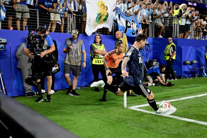 Lionel Messi de Argentina celebra su gol este sábado, durante un partido del grupo F del Mundial de la FIFA 2026 entre Jordania y Argentina en el estadio AT&T Stadium en Dallas (EE.UU.). EFE/EPA/ALBERT PENA
