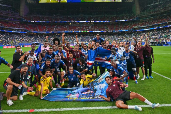 Los hicnhas de Cabo verde celebra su histórico pase a diesiseisavos tras empatar con Arabia Saudí en Houston, USA. EFE/EPA/SAM WASSON
