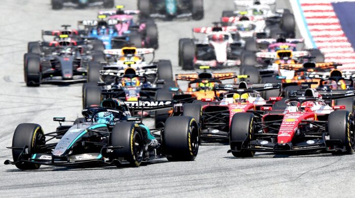 Salida del Gran Premio de Austria con el inglés George Russell (Mercedes) a la cabeza. EFE/EPA/ANNA SZILAGYI
