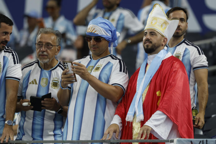 Aficionados de Argentina durante el partido contra Jordania en el estadio AT&T de Dallas (EE.UU.). EFE/ Mariscal
