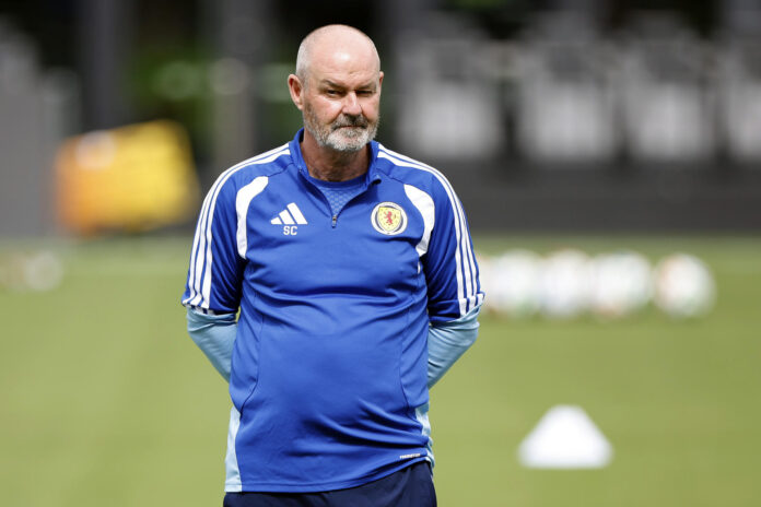 El seleccionador de Escocia, Steve Clarke, durante el entrenamiento que el equipo escocés en Fort Lauderdale l. EFE/ Alberto Estévez
