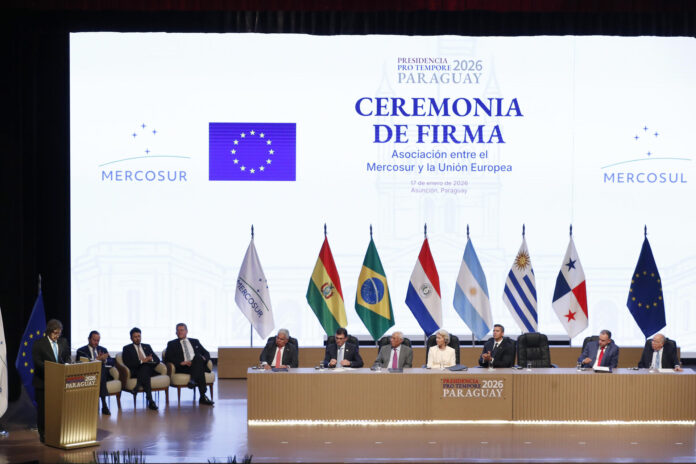 Fotografía de archivo del presidente de Argentina, Javier Milei (i), durante la ceremonia de la firma del acuerdo de libre comercio entre la Unión Europea (UE) y los países del Mercosur en Asunción (Paraguay). EFE/ Juan Pablo Pino
