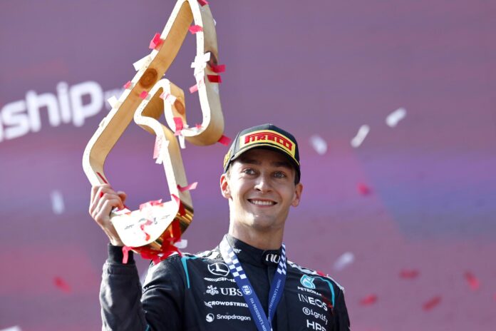 El inglés George Russell (Mercedes) celebra su victoria este domingo en el Gran Premio de AustriaEFE/EPA/ANNA SZILAGYI
