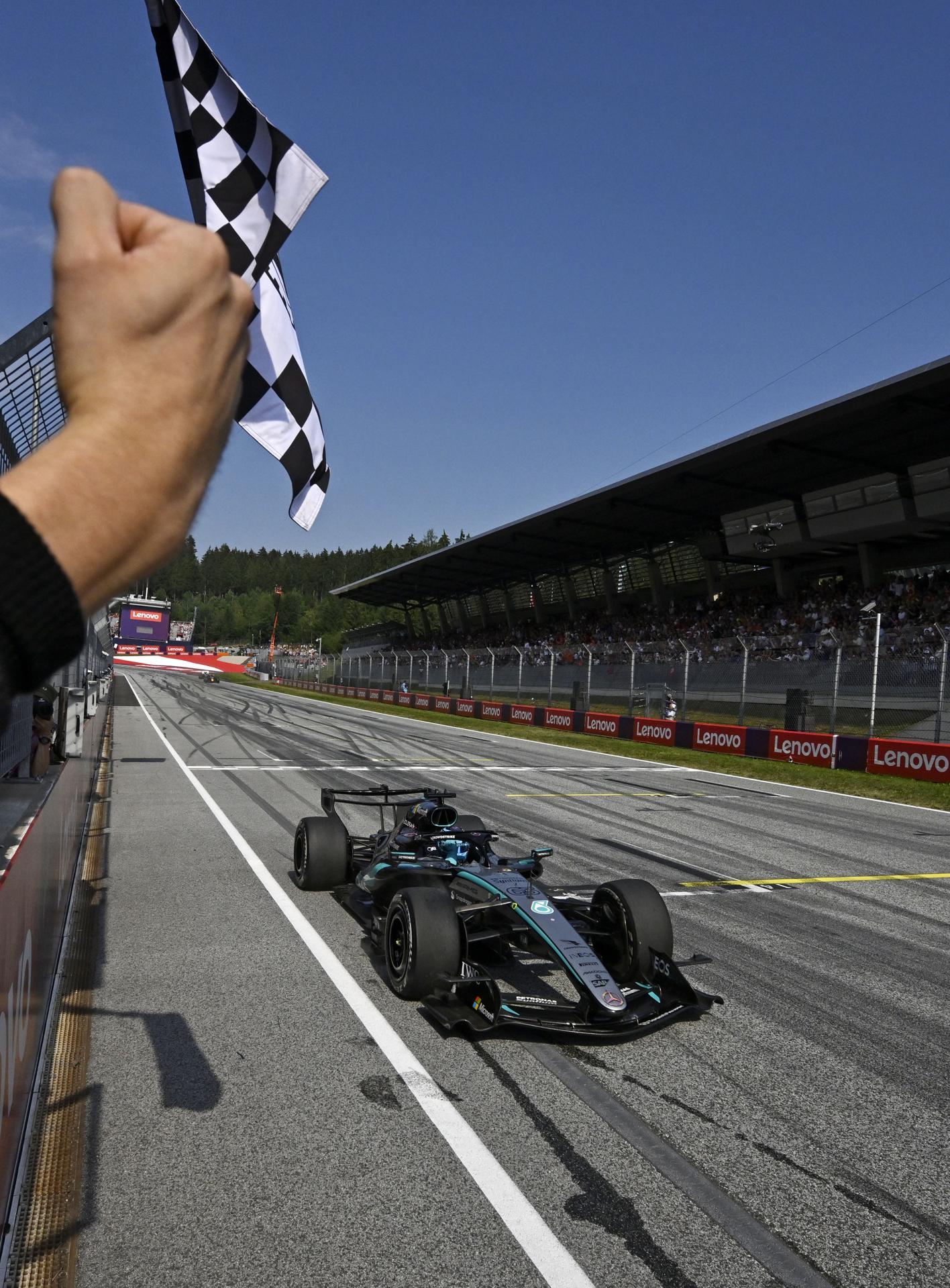 El inglés George Russell (Mercedes) celebra su victoria este domingo en el Gran Premio de Austria. EFE/EPA/DENES ERDOS
