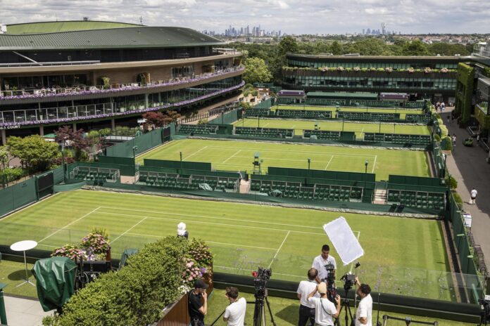 Jugadores de entrevista del periodista al frente del Wimbledon Todo Campeonatos de Tenis de Césped de Inglaterra en Londres. EFE/EPA/ALESSANDRO DELLA VALLE
