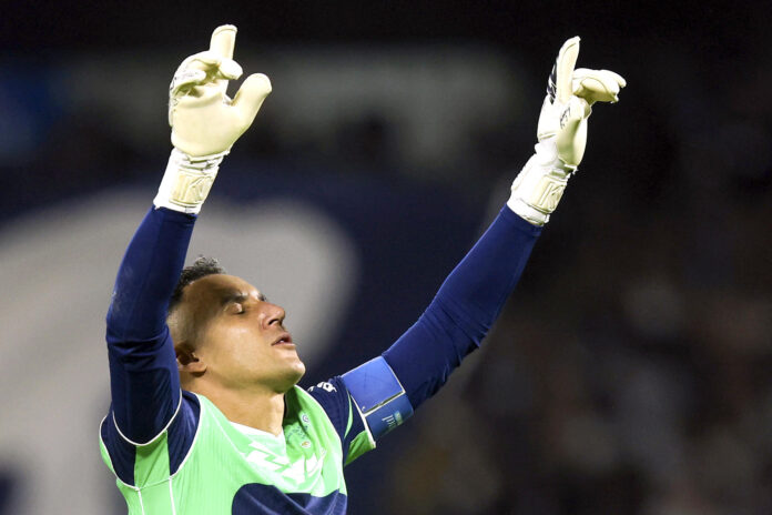 Fotografía de archivo donde aparece Keylor Navas de Pumas mientras celebra un gol en el estadio Olímpico Universitario en la Ciudad de México (México). EFE/Isaac Esquivel
