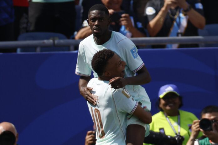 Los jugadores de Francia Ousmane Dembele (arriba) y Kylian Mbappe durante el partido de la fase de grupos que jugaron Noruega y Francia en Boston, USA. EFE/EPA/GREG M. COOPER
