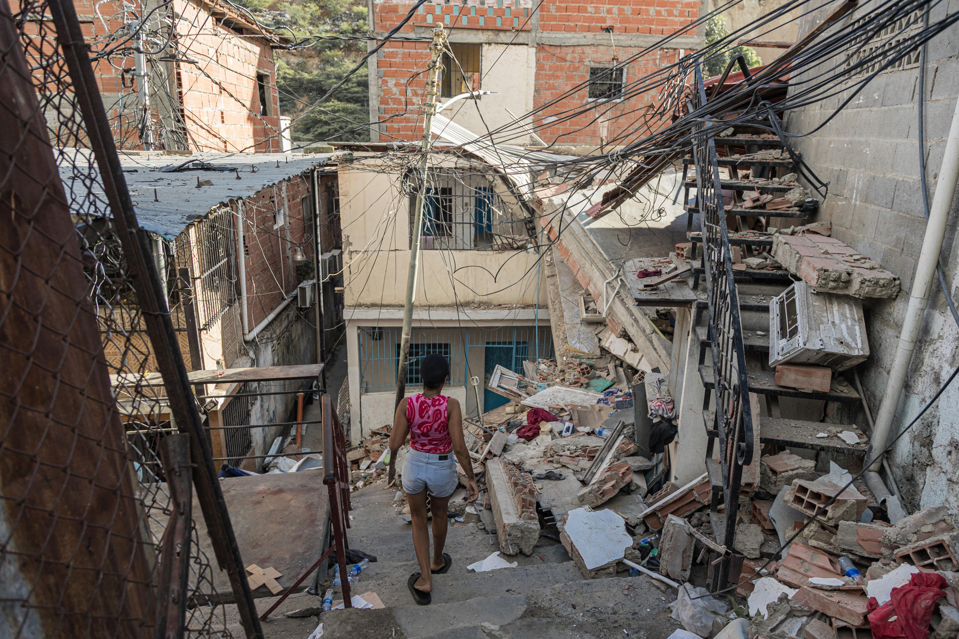 Una mujer camina en una zona afectada por los terremotos, este domingo, en Catia La Mar (Venezuela). EFE/ Henry Chirinos
