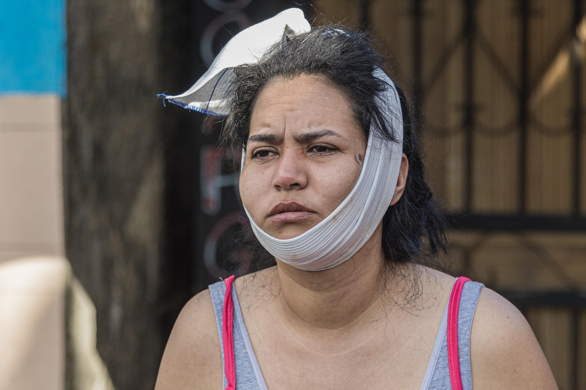 Lohengry Fuentes, de 37 años, reacciona en una zona afectada por los terremotos, este domingo, en Catia La Mar (Venezuela). “Murieron mi papá, mi hermana, su hija de 16 años, su bebé de 5 años. A mi papá no lo hemos logrado sacar de ahí”, lamenta Fuentes. EFE/ Henry Chirinos
