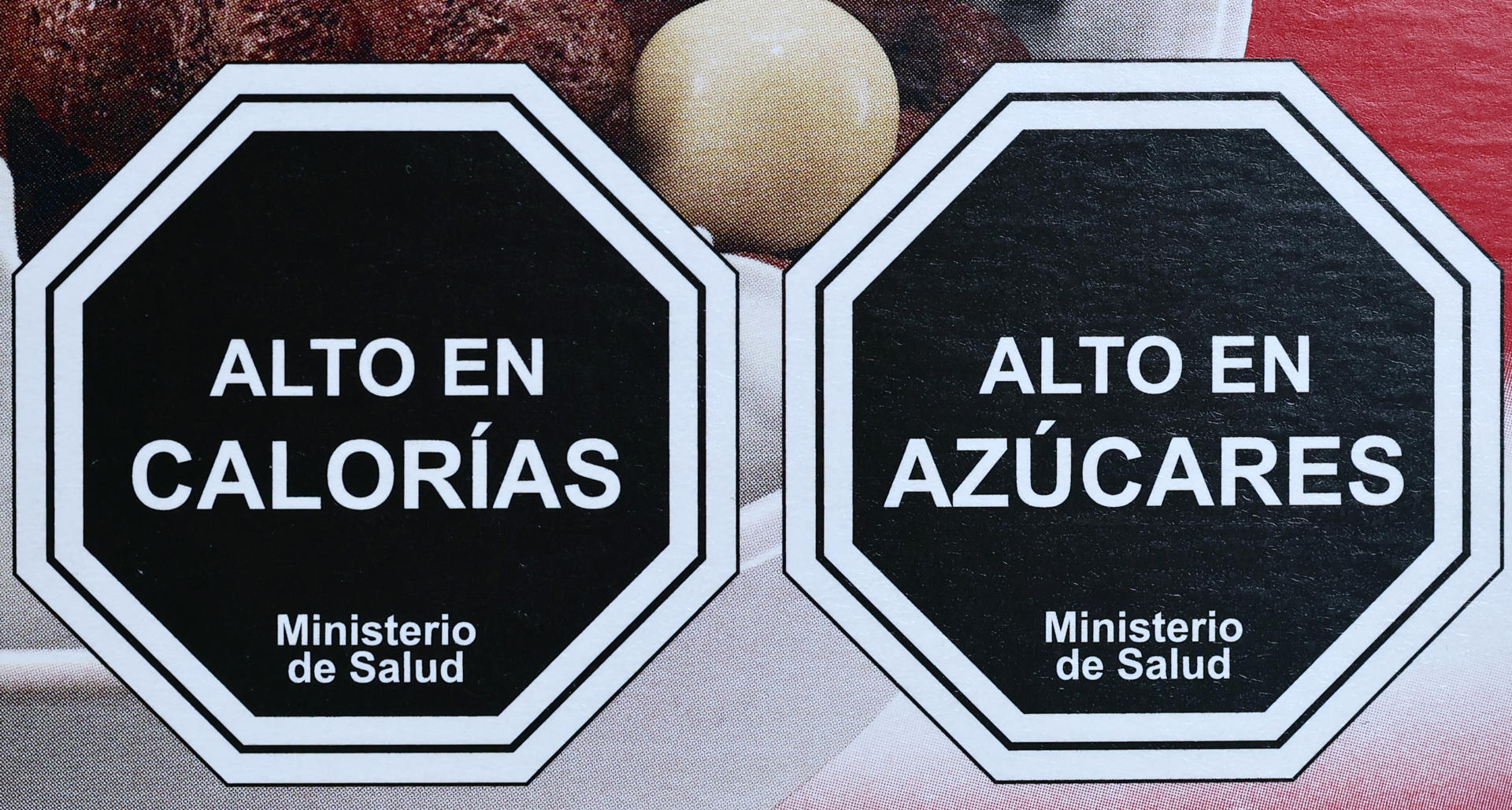 Fotografía del 22 de junio de 2026 que muestra etiquetas de productos chilenos en Santiago (Chile). Chile fue el primer país del mundo en implementar en 2016 un sistema obligatorio de sellos frontales en alimentos y bebidas para advertir sobre componentes nutricionales, una normativa que ha sido replicada en distintos países del mundo y continúa siendo objeto de estudio y reconocimiento internacional. EFE/ Javier Torres
