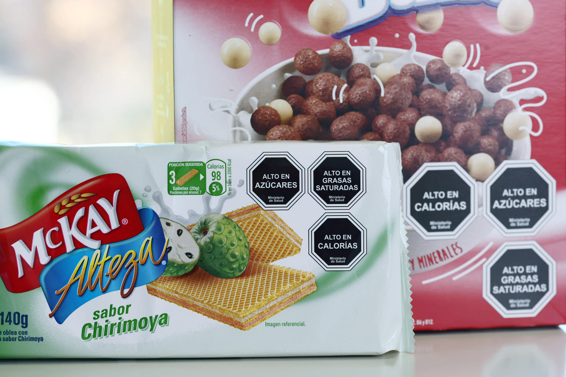Fotografía del 22 de junio de 2026 que muestra productos chilenos en Santiago (Chile). Chile fue el primer país del mundo en implementar en 2016 un sistema obligatorio de sellos frontales en alimentos y bebidas para advertir sobre componentes nutricionales, una normativa que ha sido replicada en distintos países del mundo y continúa siendo objeto de estudio y reconocimiento internacional. EFE/ Javier Torres
