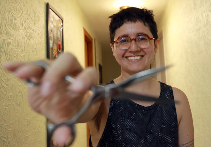 El estilista colombiano Yore Valero posa durante una entrevista con EFE este sábado, en la barbería Diablites Klub de Ciudad de México (México). EFE/ Mario Guzmán
