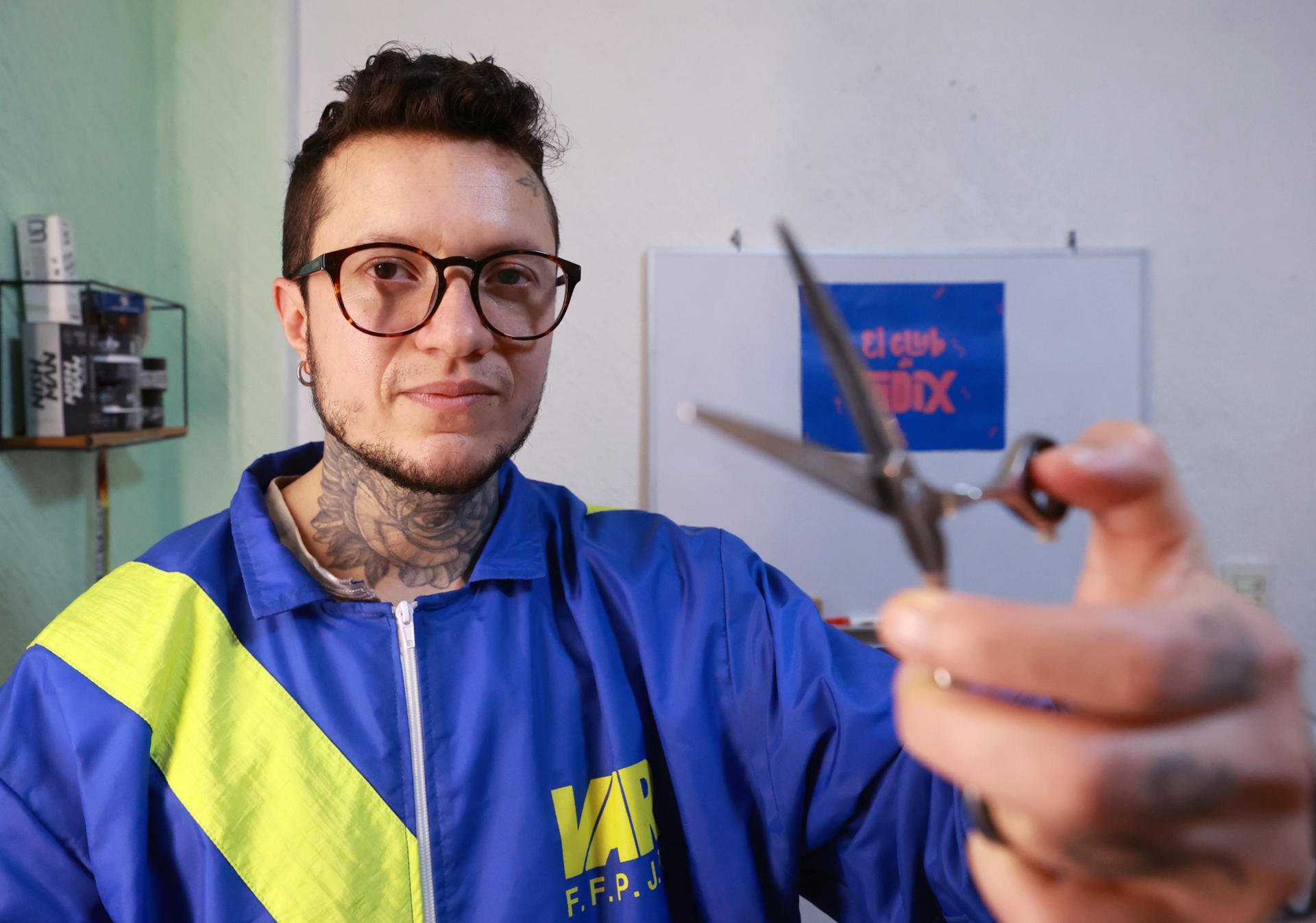 El estilista León Castillo posa durante una entrevista con EFE este sábado, en su barbería 'Diablites Klub' de Ciudad de México (México). EFE/ Mario Guzmán
