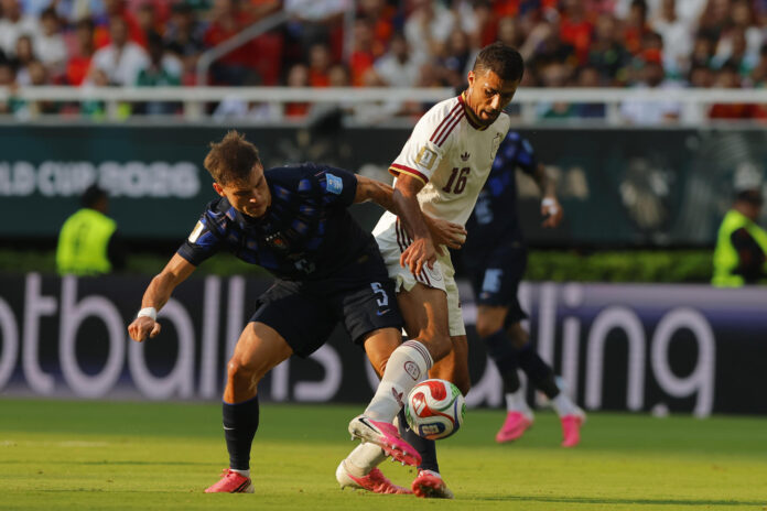 Manuel Ugarte (i) de Uruguay disputa el balón con Rodri Hernández de España, en un partido del grupo H del Mundial de la FIFA 2026 entre Uruguay y España en el estadio Akron en Guadalajara (México). EFE/ Francisco Guasco
