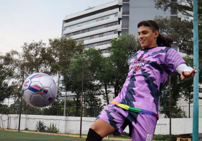 El integrante del colectivo Kraken Max D. López 'Ganda' controla un balón este sábado, en Ciudad de México (México). EFE/Ana Baez
