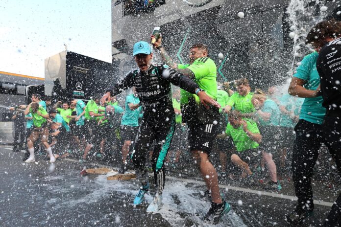 El inglés George Russell (Mercedes), celebra la victoria en el Gran Premio de Austria EFE/EPA/ANNA SZILAGYI
