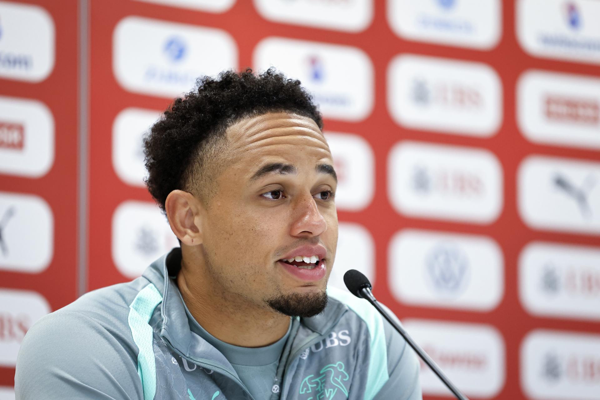 El suizo Noah Okafor habla durante una rueda de prensa de la selección nacional de fútbol de Suiza en el SDJA en San Diego, California, EE.UU. EFE/EPA/PETER KLAUNZER
