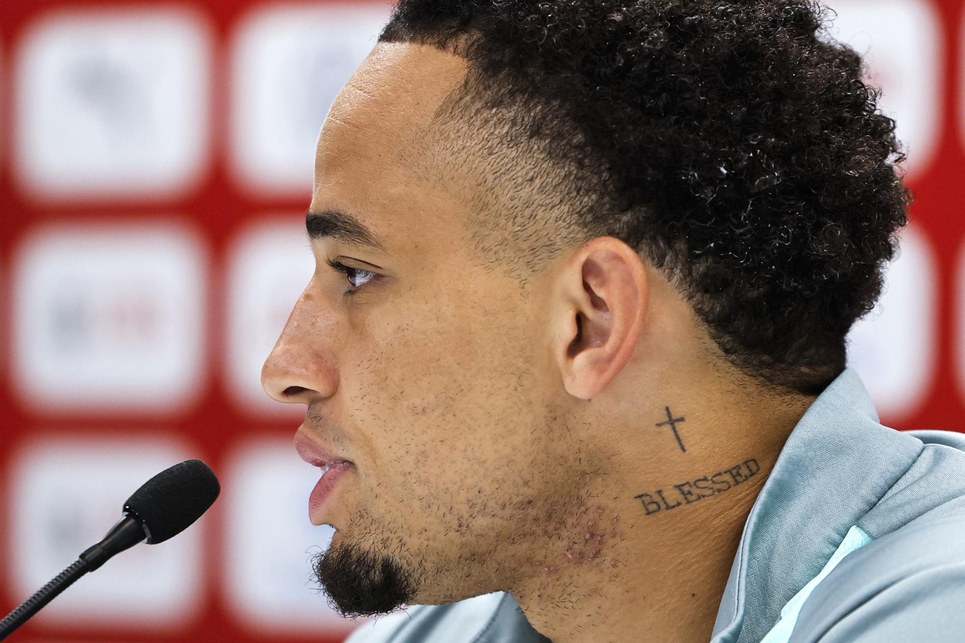 El suizo Noah Okafor habla durante una rueda de prensa de la selección nacional de fútbol de Suiza en el SDJA en San Diego, California, EE.UU. EFE/EPA/PETER KLAUNZER
