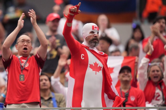 Aficionados de Canadá animan antes del partido de la segunda ronda de 32 de la Copa Mundial de la FIFA 2026. EFE/EPA/SCOTT STRAZZANTE
