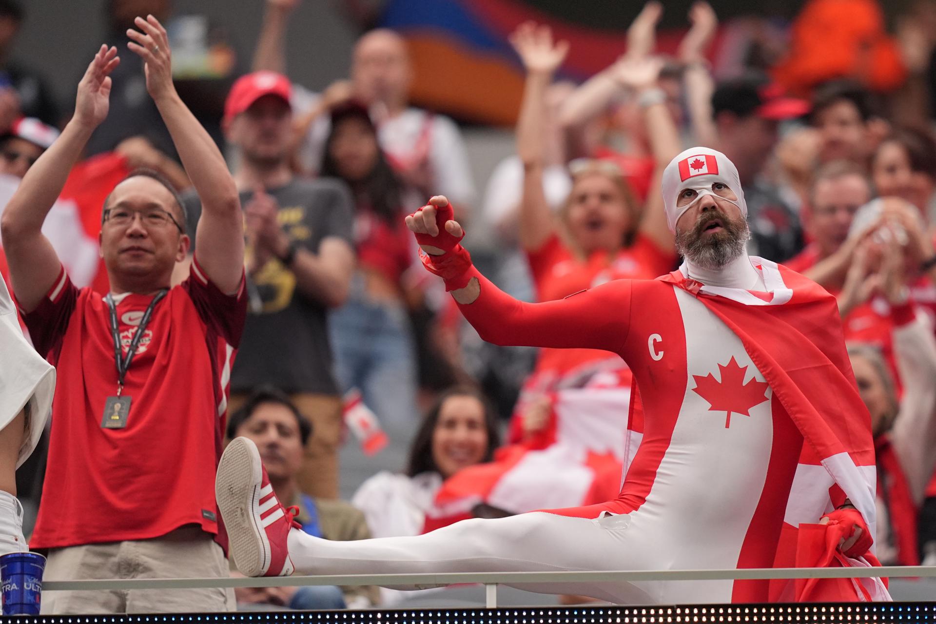 Los aficionados de Canadá animan antes del partido de octavos de final de la Copa Mundial de la FIFA 2026. EFE/EPA/SCOTT STRAZZANTE
