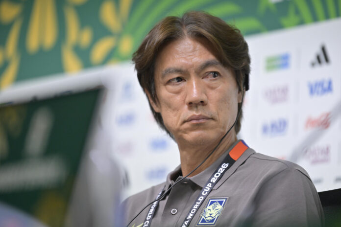 El seleccionador de Corea del Sur Hong Myung-bo habla en una rueda de prensa en Monterrey (México). EFE/ Miguel Sierra
