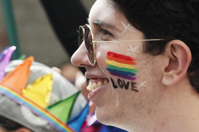 Una persona participa en la marcha del Día del Orgullo LGTBI este domingo, en Bogotá (Colombia). EFE/ Carlos Ortega
