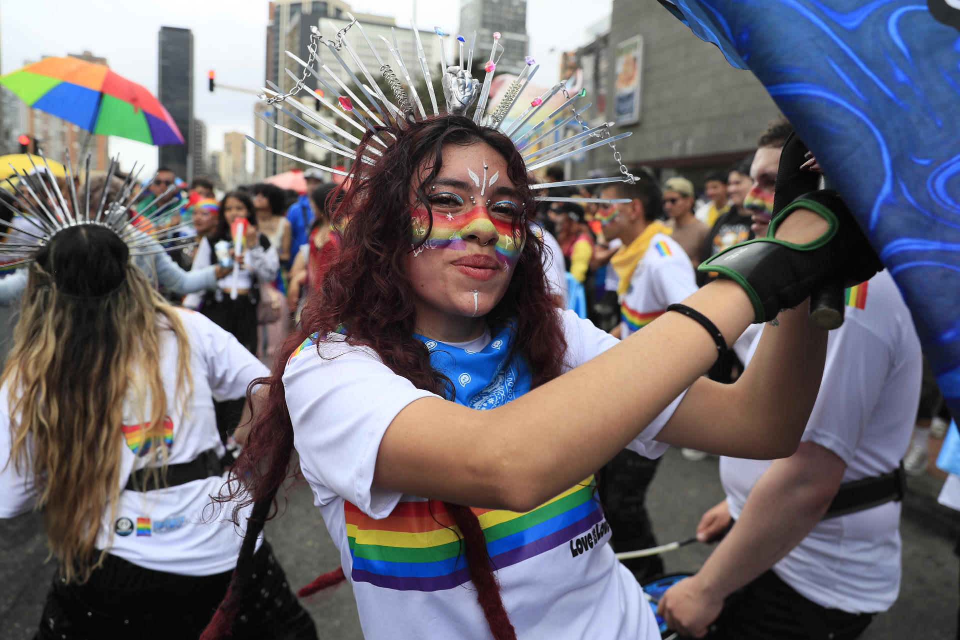 Una persona participa en la marcha del Día del Orgullo LGTBI este domingo, en Bogotá (Colombia). EFE/ Carlos Ortega
