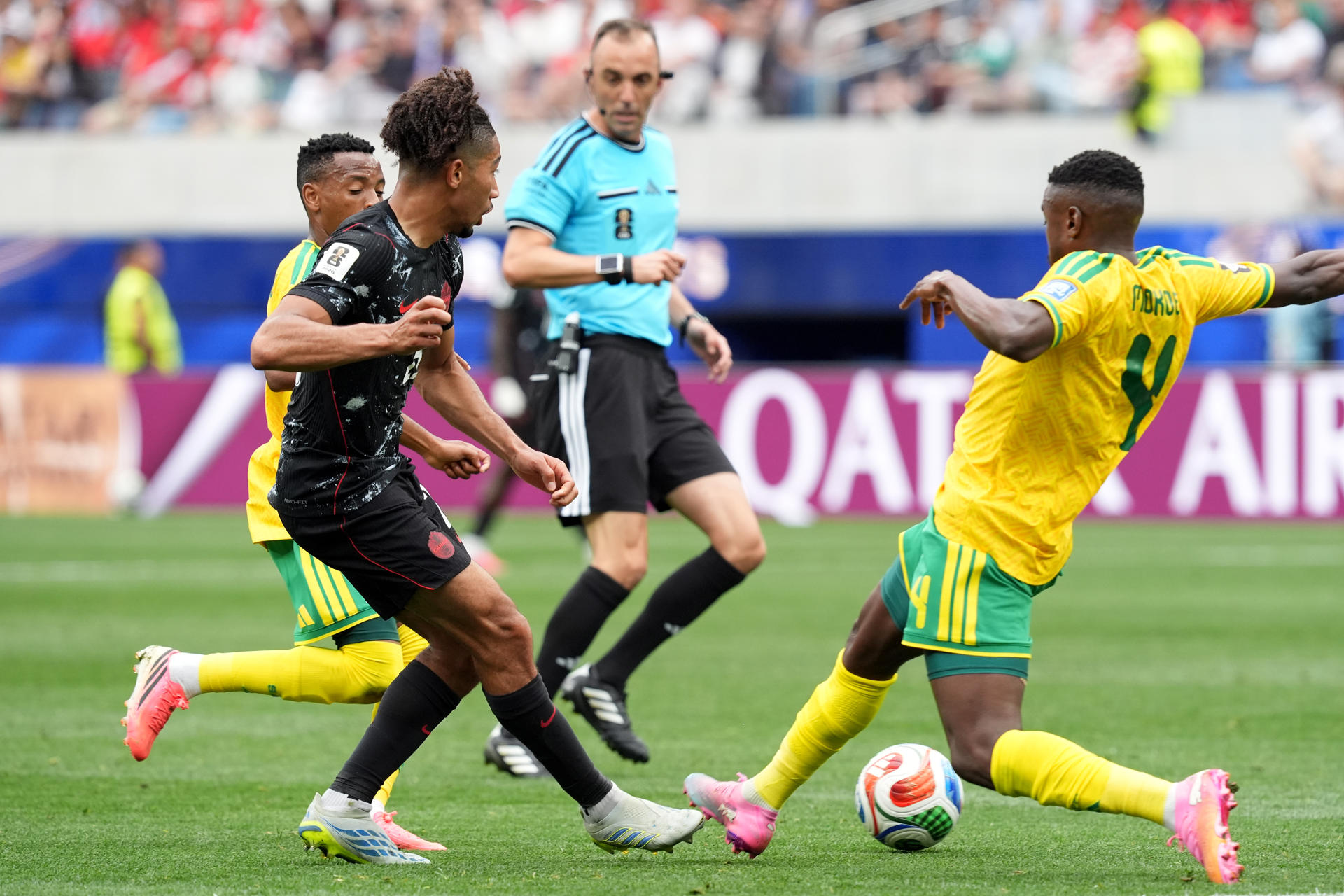 Teboho Mokoena (d) de Sudáfrica disputa un balón en un partido por los dieciseisavos de final del Mundial de la FIFA 2026. EFE/ Omar Alonso
