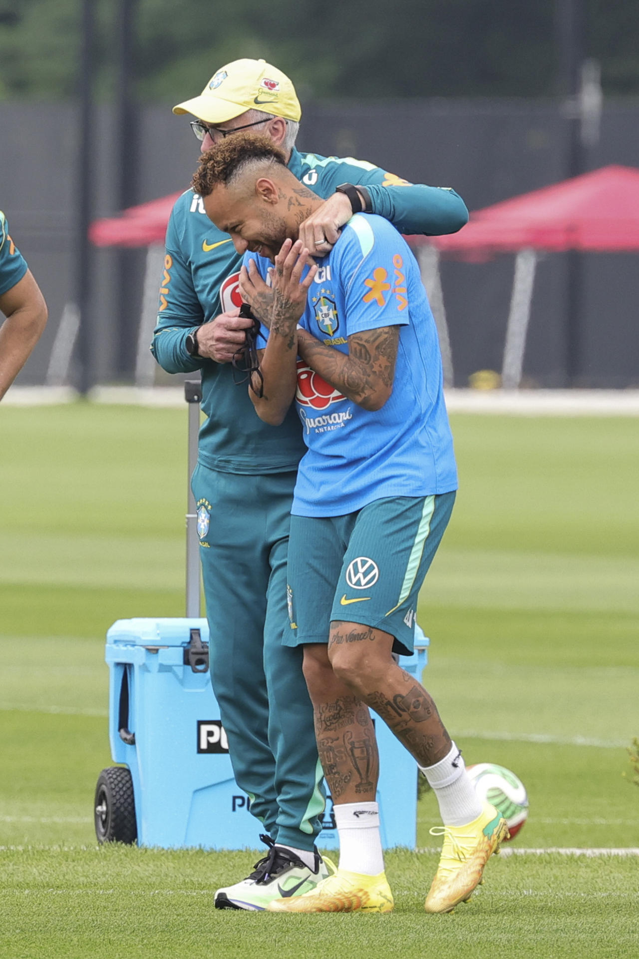 El seleccionador de Brasil, Carlo Ancelotti, charla con Neymar Jr. durante un entrenamiento en el centro de entrenamiento Columbia Park. EFE/Sebastiao Moreira

