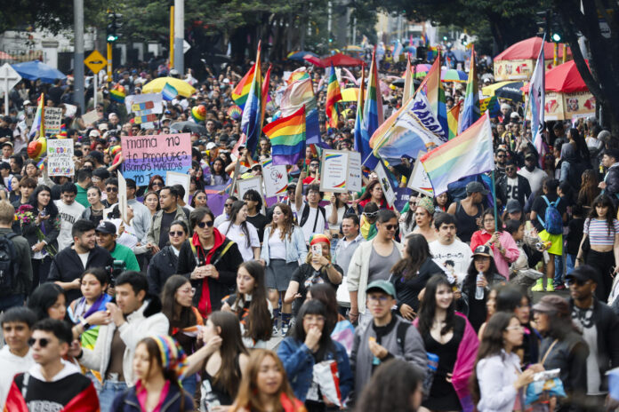 Personas participan en la marcha del Día del Orgullo LGTBI este domingo, en Bogotá (Colombia). EFE/ Carlos Ortega
