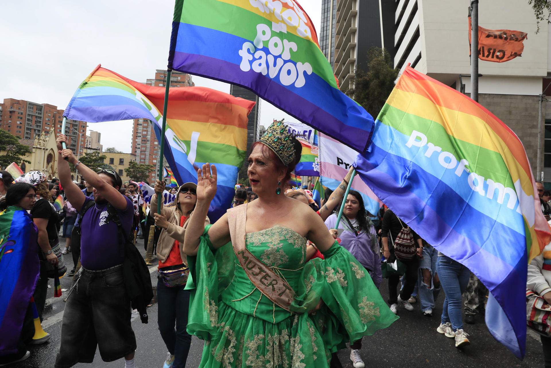 Personas participan en la marcha del Día del Orgullo LGTBI este domingo, en Bogotá (Colombia). EFE/ Carlos Ortega
