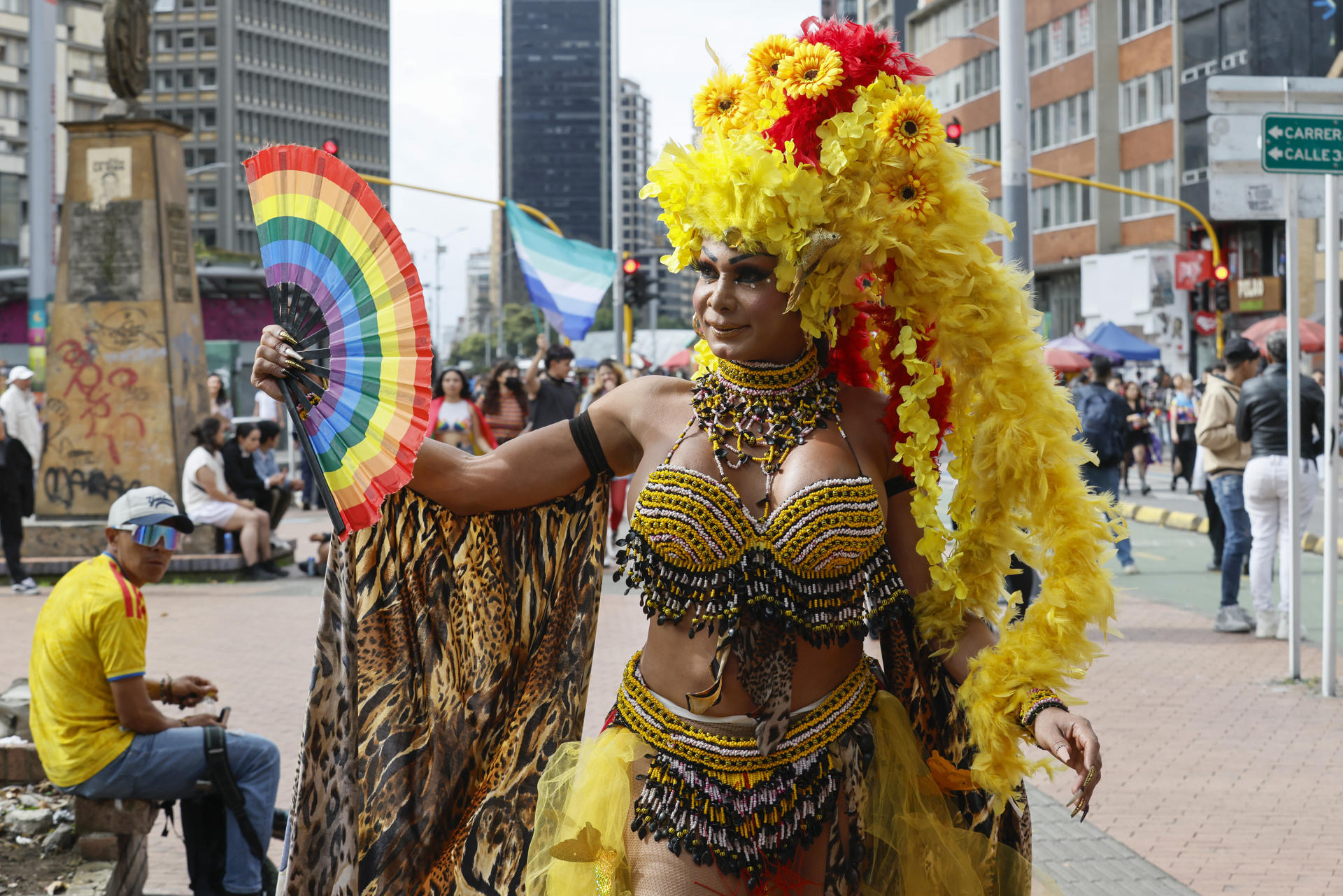 Una persona participa en la marcha del Día del Orgullo LGTBI este domingo, en Bogotá (Colombia). EFE/ Carlos Ortega
