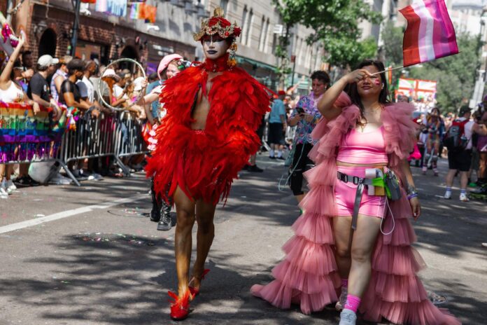 Personas participan en la Marcha del Orgullo en Nueva York. EFE/Olga Fedorova
