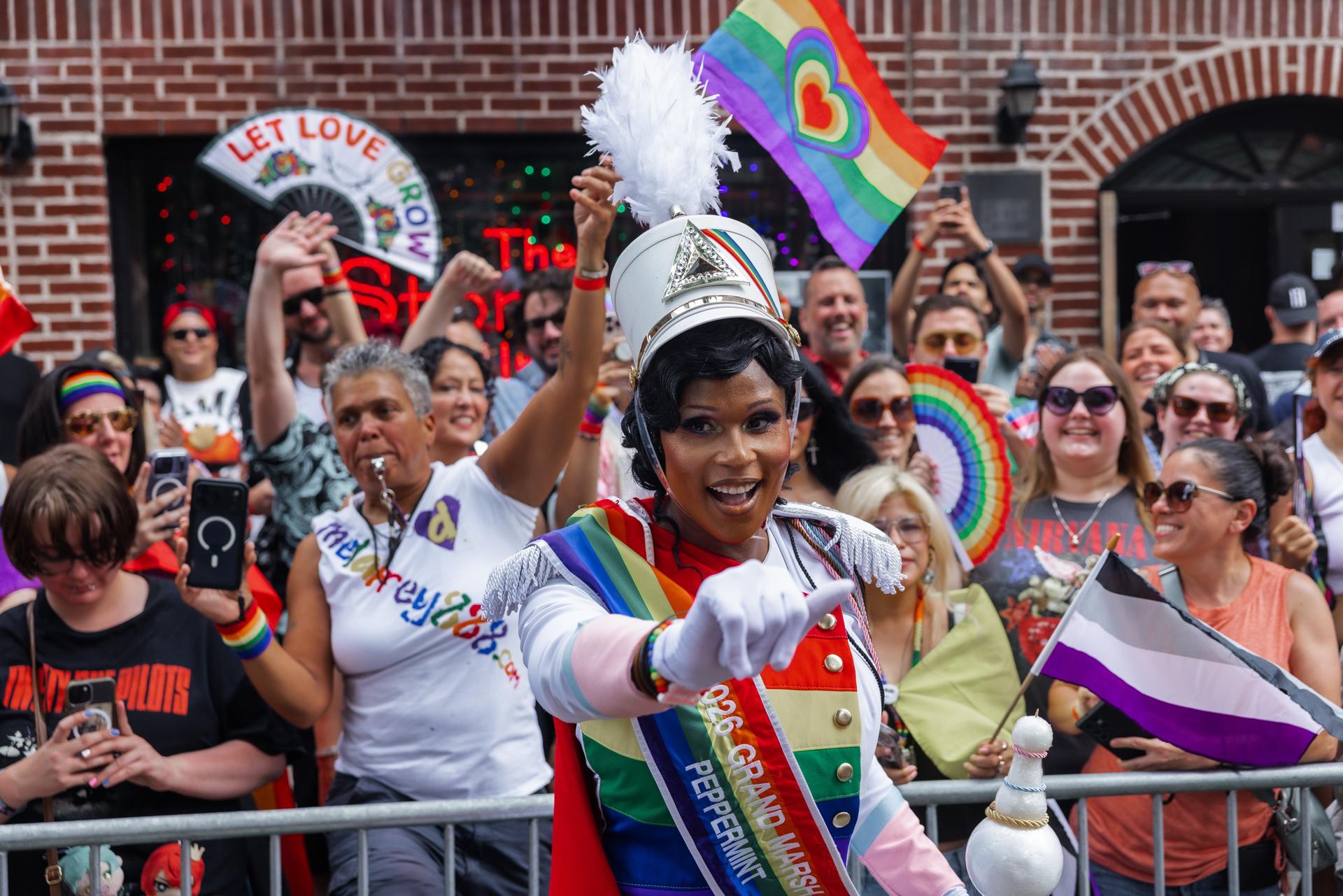 Personas participan en la Marcha del Orgullo en Nueva York. EFE/Olga Fedorova
